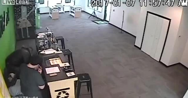 [Clip]: Nổ thuốc lá điện tử, khâu 12 mũi
