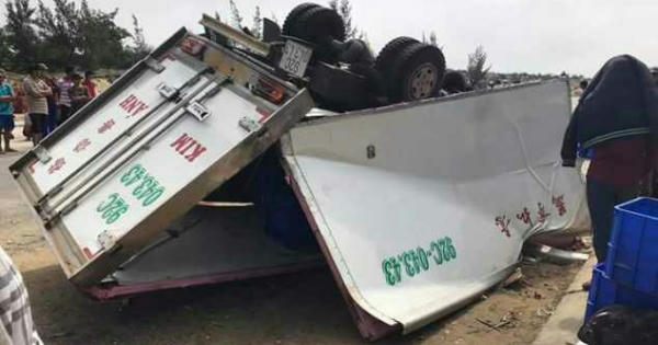 Quảng Nam: Xe đông lạnh lật úp, 3 người thương vong