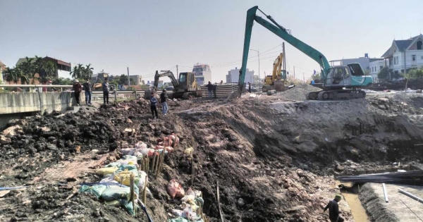 Một công ty thi công hành lang đường bộ không phép trên QL 18