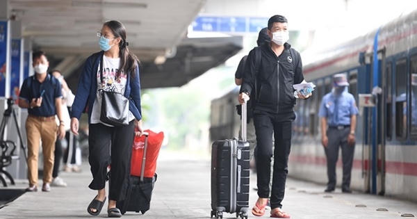 Tàu hỏa kín khách khi thí điểm mở lại