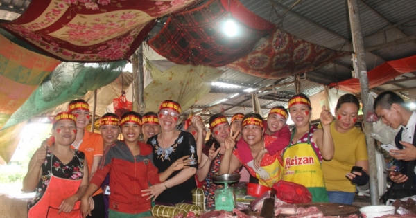 Tiểu thương bỏ bán, thuê tivi xem “cậu bé Google” thi chung kết Olympia