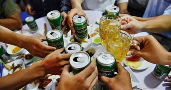 Bác sĩ cảnh báo về một số 'bí kíp' uống rượu bia không say trong ngày tết