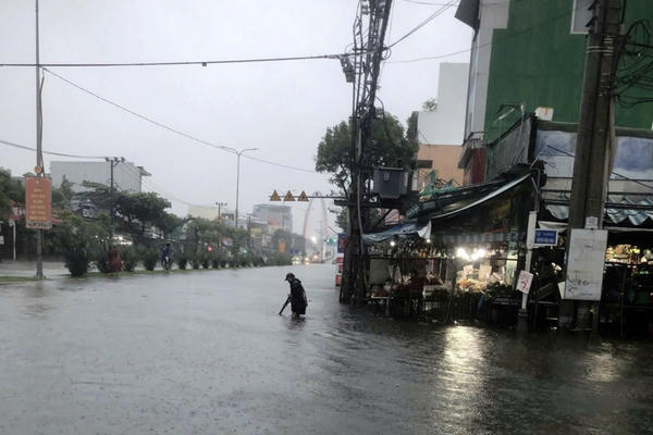 Mưa lớn gây ngập úng, Đà Nẵng ứng cứu người dân vùng ngập nặng