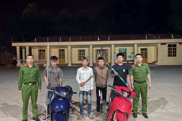 Xử lý nhóm thanh thiếu niên vi phạm ATGT mang theo hung khí