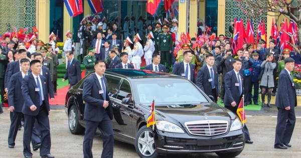 Clip khoảnh khắc Chủ tịch Kim Jong-un xuống tàu bọc thép, lên ô tô về Hà Nội