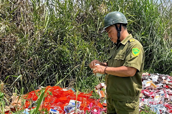 Thực phẩm chức năng bị vứt bỏ thành đống: Cần điều tra toàn bộ hoạt động kinh doanh của chủ lô hàng Thực phẩm chức năng bị vứt bỏ thành đống: Cần điều tra toàn bộ hoạt động kinh doanh của chủ lô hàng