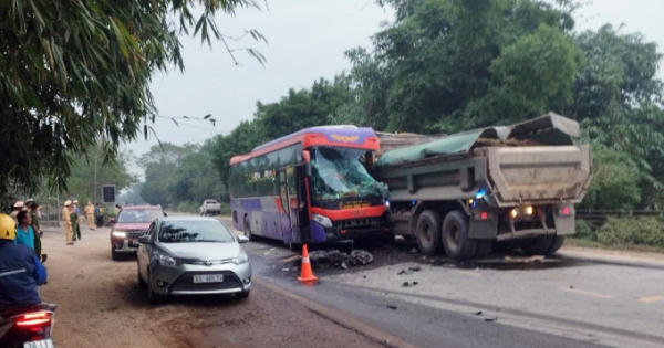 Hòa Bình: Va chạm giữa xe khách, xe tải, xe máy khiến 2 người tử vong