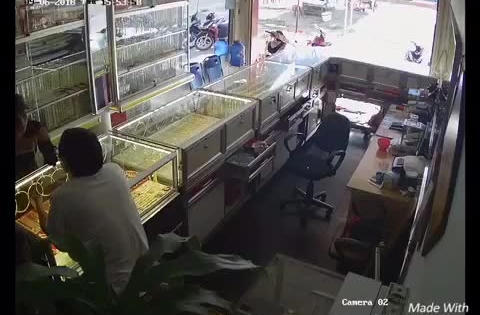 Đắk Lắk: Clip táo tợn cướp tiệm vàng giữa ban ngày
