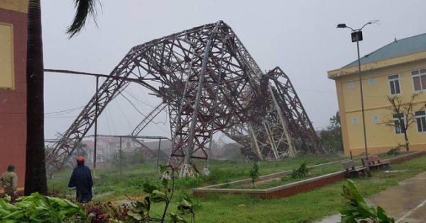 Những thông tin mới nhất về bão số 10: Tháp truyền hình Thị xã Kỳ Anh, Hà Tĩnh đã đổ sập