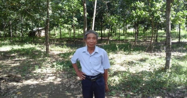 Gặp người đàn ông bắt đất cằn phải "nở hoa" Gặp người đàn ông bắt đất cằn phải "nở hoa"