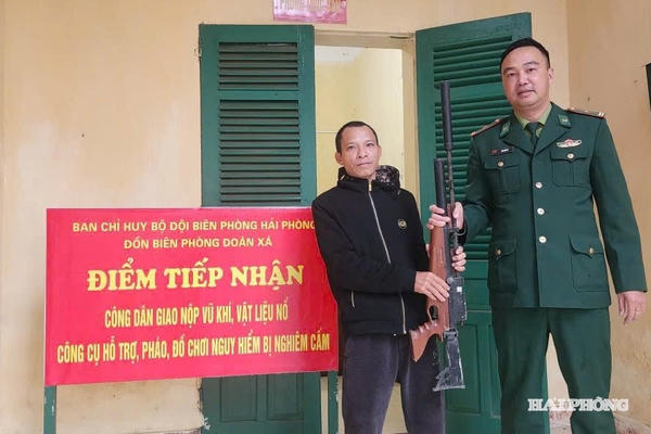 Người dân xã Kiến Hải tự nguyện giao nộp súng hơi, pháo nổ tự chế