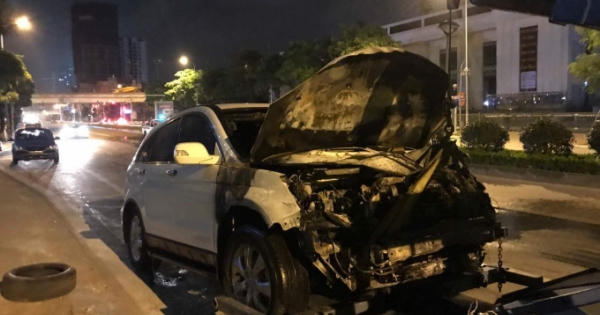 Hà Nội: Ôtô, xe máy tông nhau bốc cháy ngùn ngụt