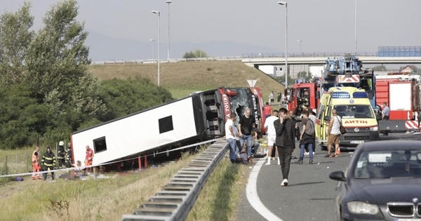 Tài xế ngủ gật, xe khách bị lật khiến 54 người thương vong