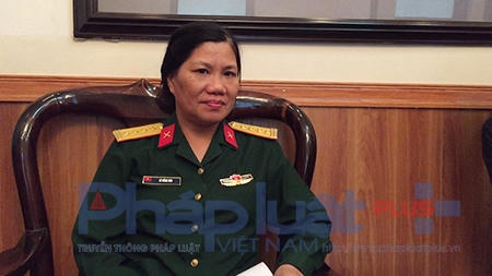 Nhân viên tạo dáng phản cảm trong Bảo tàng quân sự vì còn... "non dại" Nhân viên tạo dáng phản cảm trong Bảo tàng quân sự vì còn... "non dại"