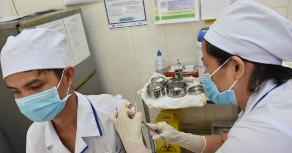 Đã có 318.792 người Việt Nam tiêm vắc xin phòng COVID-19