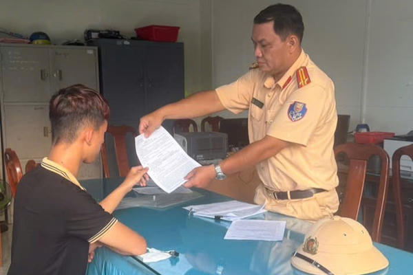 Tiền Giang: Tịch thu phương tiện của nam thanh niên điều khiển xe máy bằng chân