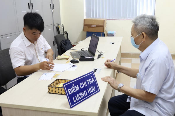 Thủ tướng chỉ đạo chi trả lương hưu, trợ cấp bảo hiểm tháng 5 sớm