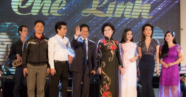 Khán giả ngồi chật kín sân khấu, lặng im nghe danh ca Chế Linh hát