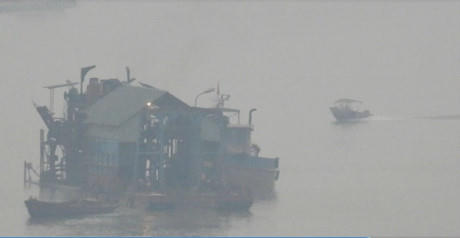 Hà Nội: Tàu 'khủng' ngang nhiên 'tận thu' cát ở vùng dự án đã hết hạn!