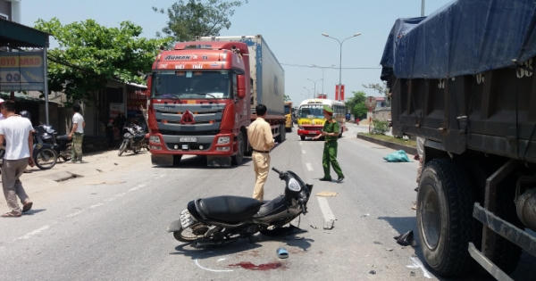 Tông vào xe tải bên đường, 2 nam sinh trọng thương