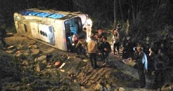 Quảng Ninh: Xe khách lật ngửa, hàng chục du khách thoát nạn thần kỳ