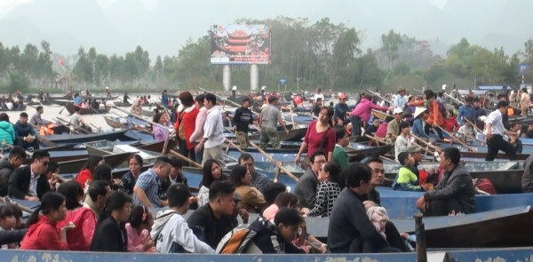 Biển người chen chân trước ngày khai hội Chùa Hương