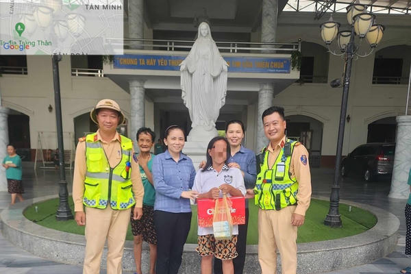 Lực lượng CSGT hỗ trợ người phụ nữ mắc bệnh tâm thần lạc trên cao tốc