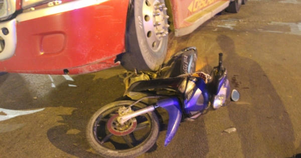 Hai vợ chồng kêu cứu dưới bánh xe container