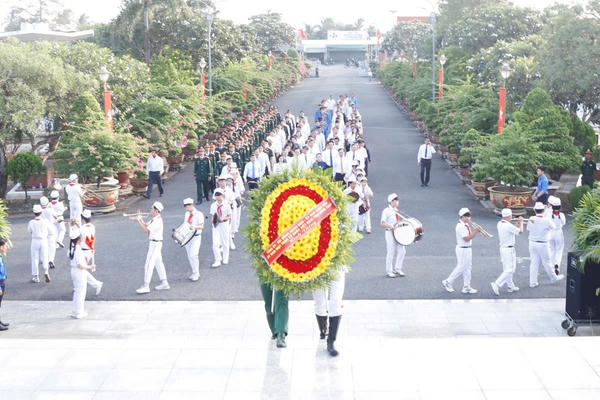 Lãnh đạo tỉnh Đồng Tháp dâng hương tri ân các Anh hùng liệt sĩ