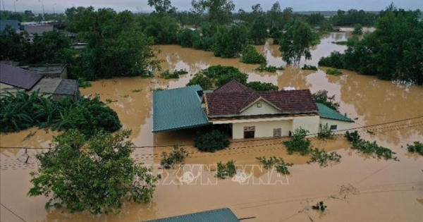 Tập trung khắc phục hậu quả, chủ động ứng phó với áp thấp nhiệt đới, mưa lũ tại miền Trung