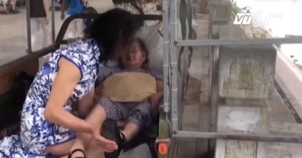 Người đàn ông 20 năm giả chị gái đã chết để giúp mẹ chữa bệnh