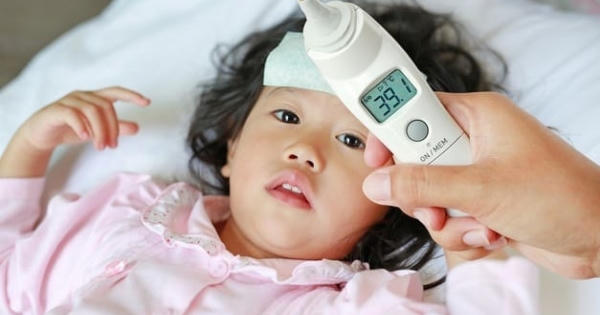 Chăm sóc trẻ bị sốt thế nào cho đúng?