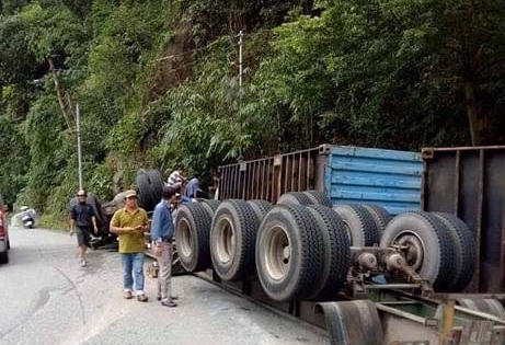 Lâm Đồng: Xe container lao vào vách núi trên đèo Bảo Lộc