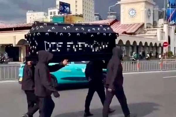 Xác minh clip nhóm người khiêng quan tài để quảng cáo ở khu vực chợ Bến Thành