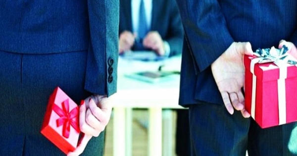 Điểm báo ngày 4/7/2019: Kiểm soát chặt việc tặng và nhận quà