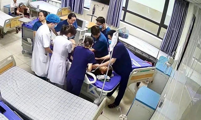 Công an vào cuộc vụ người nhà la hét, đấm đá khi bác sĩ đang nỗ lực cứu sống bệnh nhi tại Phú Thọ Công an vào cuộc vụ người nhà la hét, đấm đá khi bác sĩ đang nỗ lực cứu sống bệnh nhi tại Phú Thọ