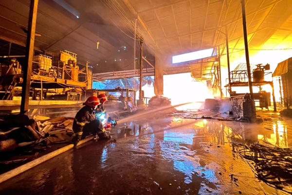 Hoả hoạn bùng phát thiêu rụi xưởng gỗ lúc rạng sáng