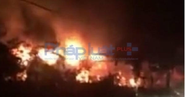 Hà Nội: Bất chấp trời mưa tầm tã, "bà hỏa" thiêu rụi 7 ki ốt vải