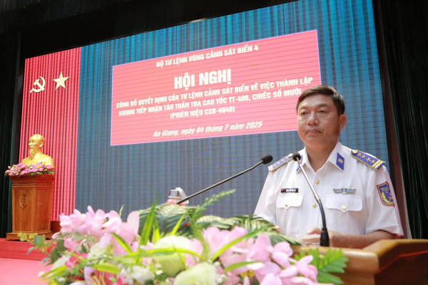 Bộ Tư lệnh Vùng Cảnh sát biển 4: Công bố quyết định và giao nhiệm vụ cho khung tàu CSB-4040