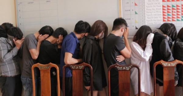 Nghệ An: 11 “dân chơi” đang “bay” trong khách sạn thì bị bắt Nghệ An: 11 “dân chơi” đang “bay” trong khách sạn thì bị bắt