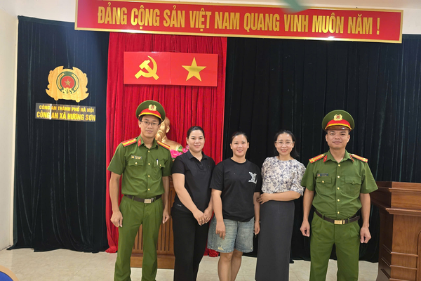 Công an xã Hương Sơn hỗ trợ người dân nhận lại 400 triệu đồng chuyển nhầm
