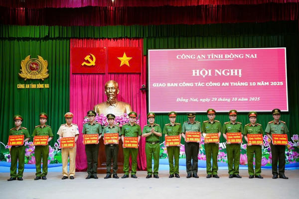 Khen thưởng Đội Cảnh sát giao thông đường bộ số 3 Công an tỉnh Đồng Nai