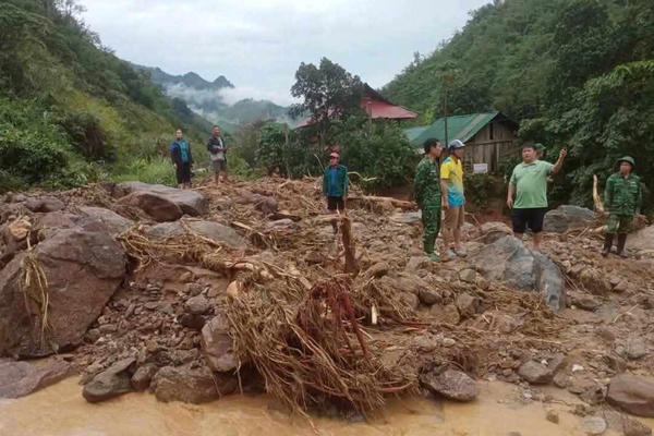 Mưa lớn kéo dài, một số bản miền Tây Nghệ An bị cô lập