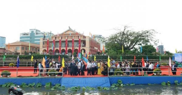 Chủ tịch nước thả cá chép trên sông Sài Gòn