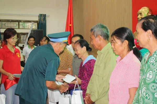 Báo Pháp luật Việt Nam trao 100 suất quà cho gia đình chính sách, người có công tại xã Đồng Lộc - Hà Tĩnh Báo Pháp luật Việt Nam trao 100 suất quà cho gia đình chính sách, người có công tại xã Đồng Lộc - Hà Tĩnh