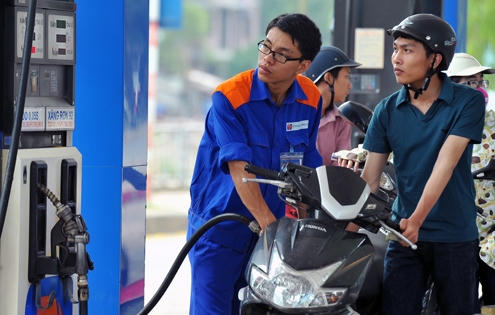 Điểm báo ngày 16/1/2017: Xăng sẽ gánh thuế 8.000 đồng/ lít?