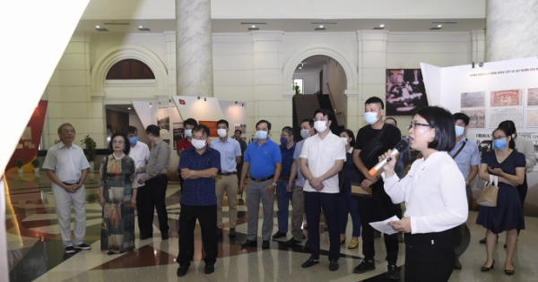 Bộ Tài chính tiếp nhận hơn 100 hiện vật lịch sử