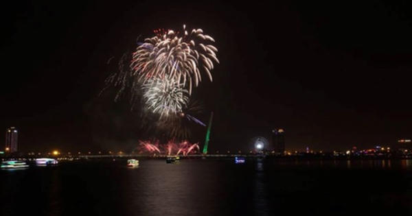 Chiêm ngưỡng pháo hoa mừng kỷ niệm Đà Nẵng trực thuộc trung ương dưới mưa