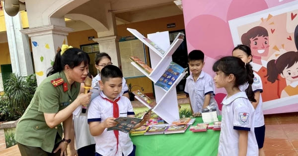 Tuyên truyền pháp luật về phòng chống bạo lực học đường và tặng sách cho học sinh tiểu học