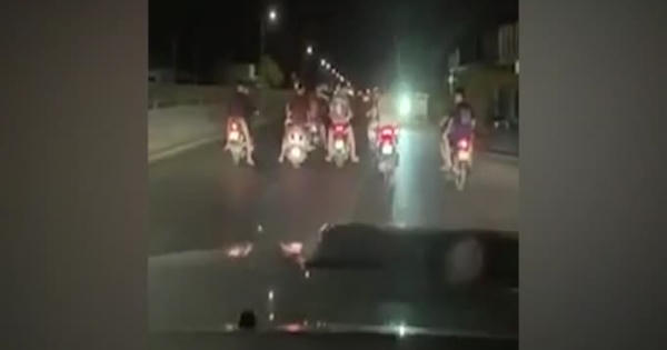 [Clip]: Nhóm thanh niên chạy xe máy dàn hàng ngang, cản trở các phương tiện lưu thông trên QL1A